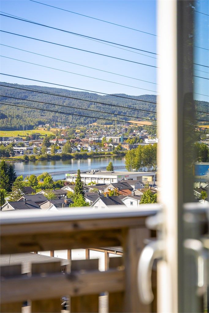  Utgang fra stuen til fin uteplass på balkong 