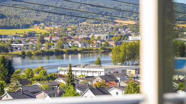 Utgang fra stuen til fin uteplass på balkong