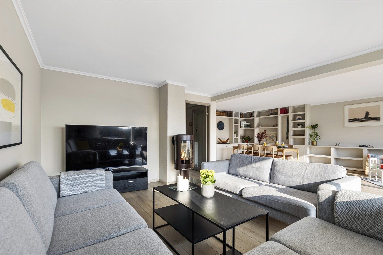 Stuen har en egen TV-krok, som sammen med peisovnen skaper en lun og hyggelig sone.