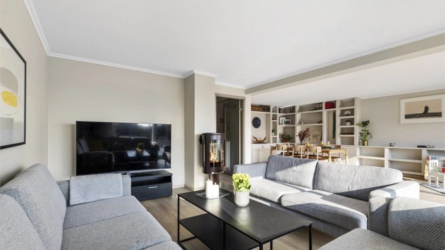 Stuen har en egen TV-krok, som sammen med peisovnen skaper en lun og hyggelig sone.