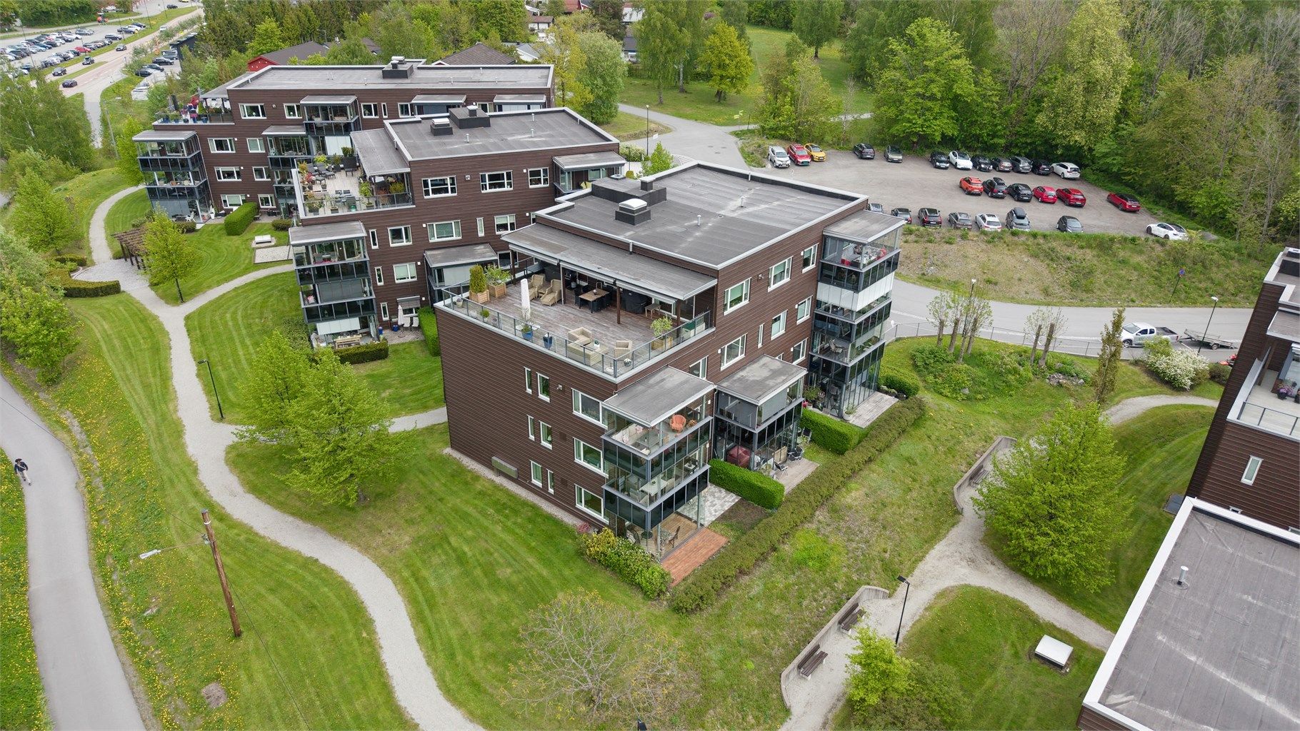 Leiligheten har god intern beliggenhet, vendt ut mot plenen og stien som går på baksiden. Det er en liten forhøyning i terrenget, som skaper en mer privat atmosfære på terrassen.