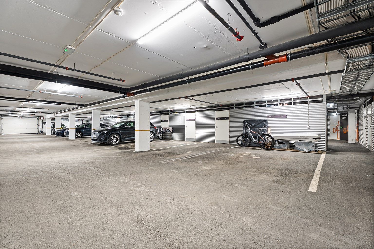 Leiligheten disponerer en større p-plass (første til høyre) merket med B202.