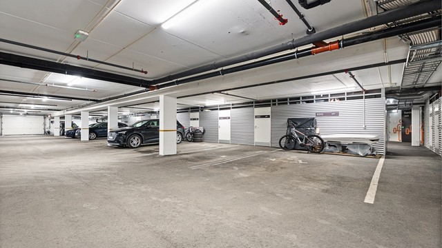 Leiligheten disponerer en større p-plass (første til høyre) merket med B202.