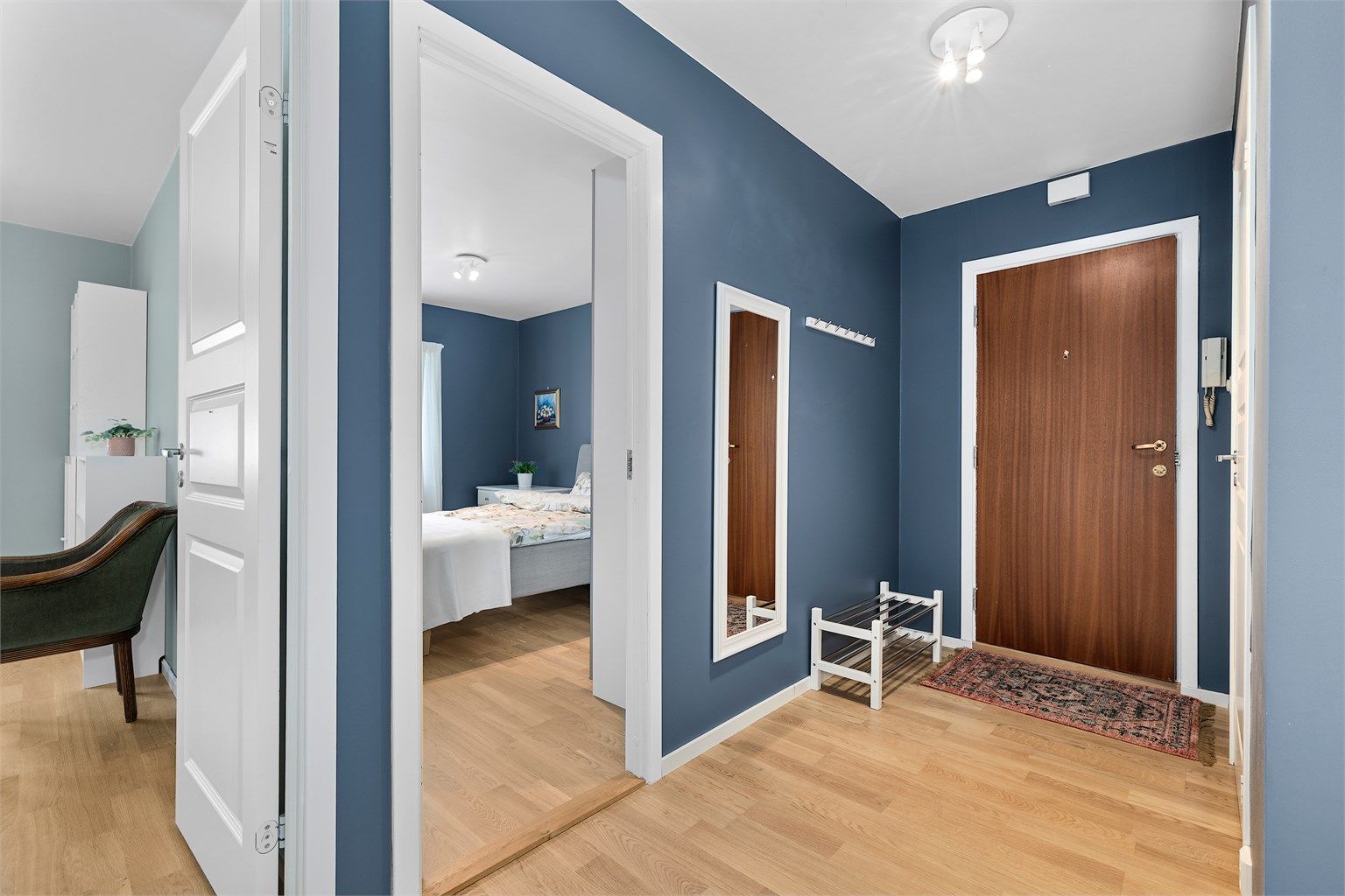 Innbydende entré med god plass til å henge fra seg yttertøy og sko.