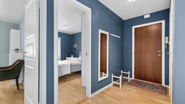 Innbydende entré med god plass til å henge fra seg yttertøy og sko.