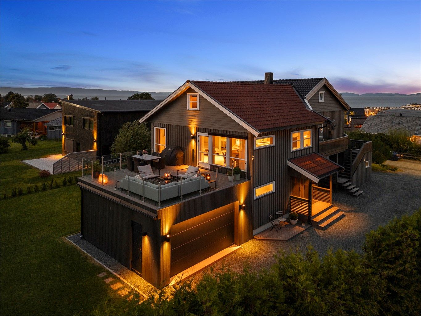 Velkommen til Østmovegen 10B - og denne ypperlige familieboligen i rolig gate, avskjermet fra trafikk.