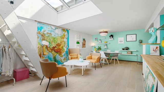 Øvre Holmegate 24A er en unik, annerledes og råkul 2-roms selveierleilighet midt i hjertet av Stavanger, i Fargegata. Tilbaketrukket bak 2 andre leiligheter, ligger man stille til.