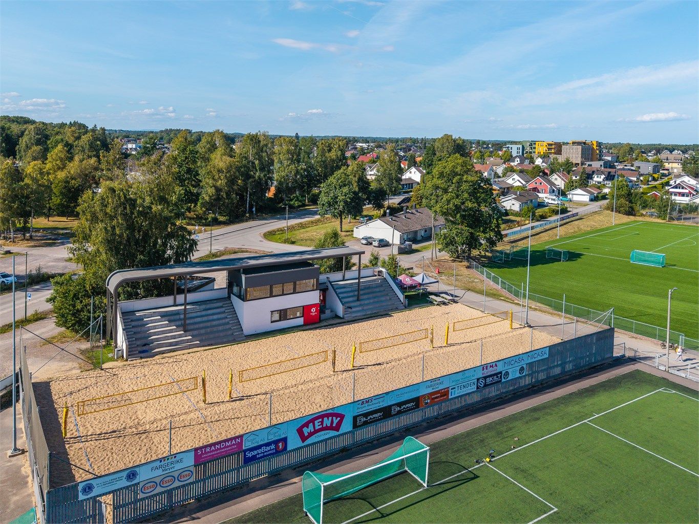 Flint idrettsanlegg med sandvolleyballbane og fotballbaner.