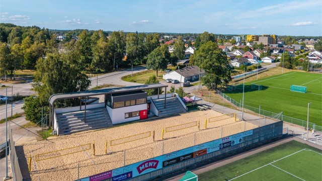 Flint idrettsanlegg med sandvolleyballbane og fotballbaner.