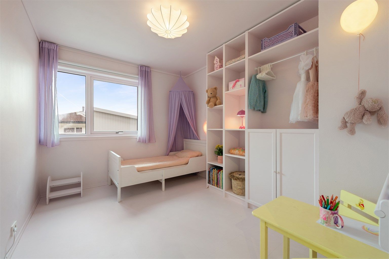 Boligen har totalt tre soverom, alle praktisk plassert i underetasjen.