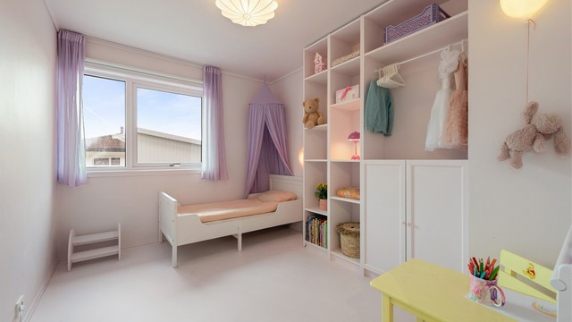 Boligen har totalt tre soverom, alle praktisk plassert i underetasjen.