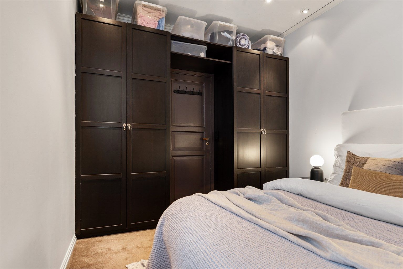 Soverommet har plass til seng med nattbord på hver side, samt garderobeskap.