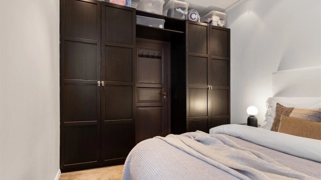 Soverommet har plass til seng med nattbord på hver side, samt garderobeskap.