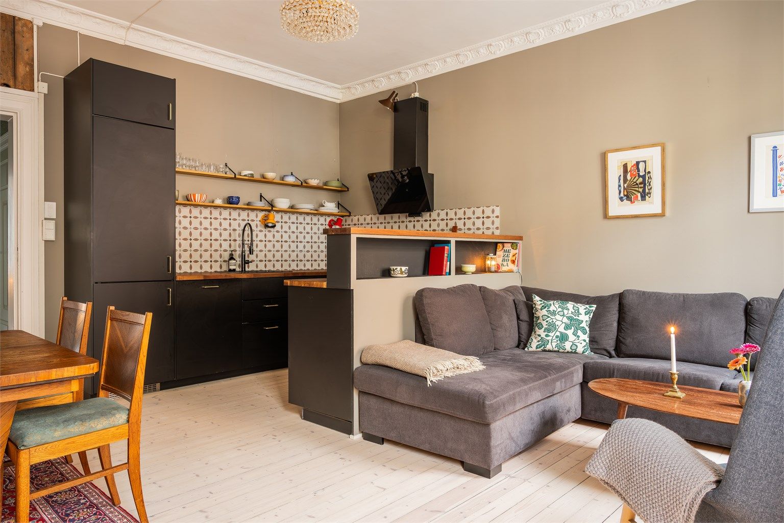 Kjøkkenet fra Ikea er fra 2019 og er i åpen løsning til stuen.