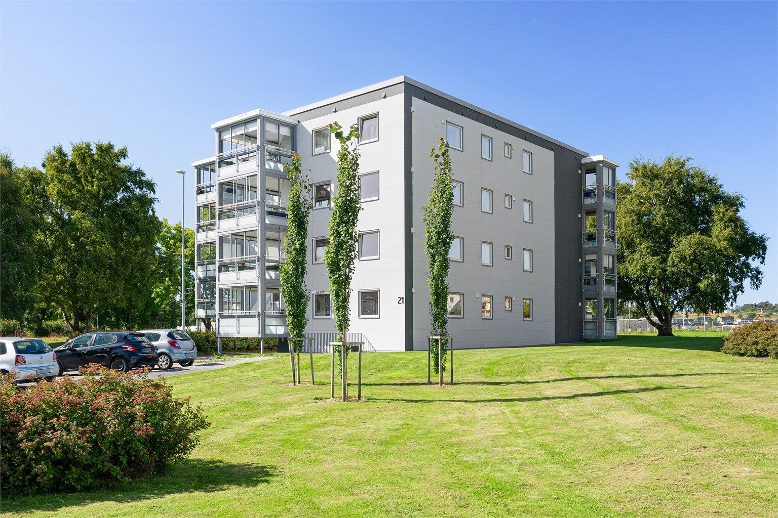 Leilighet i 3. etasje med innglasset balkong. 