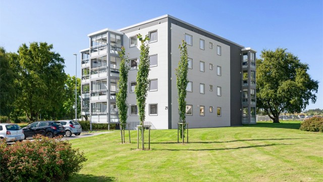 Leilighet i 3. etasje med innglasset balkong.
