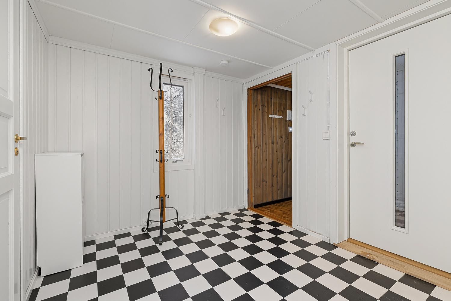 Romslig gang med god plass til å henge fra seg yttertøy.