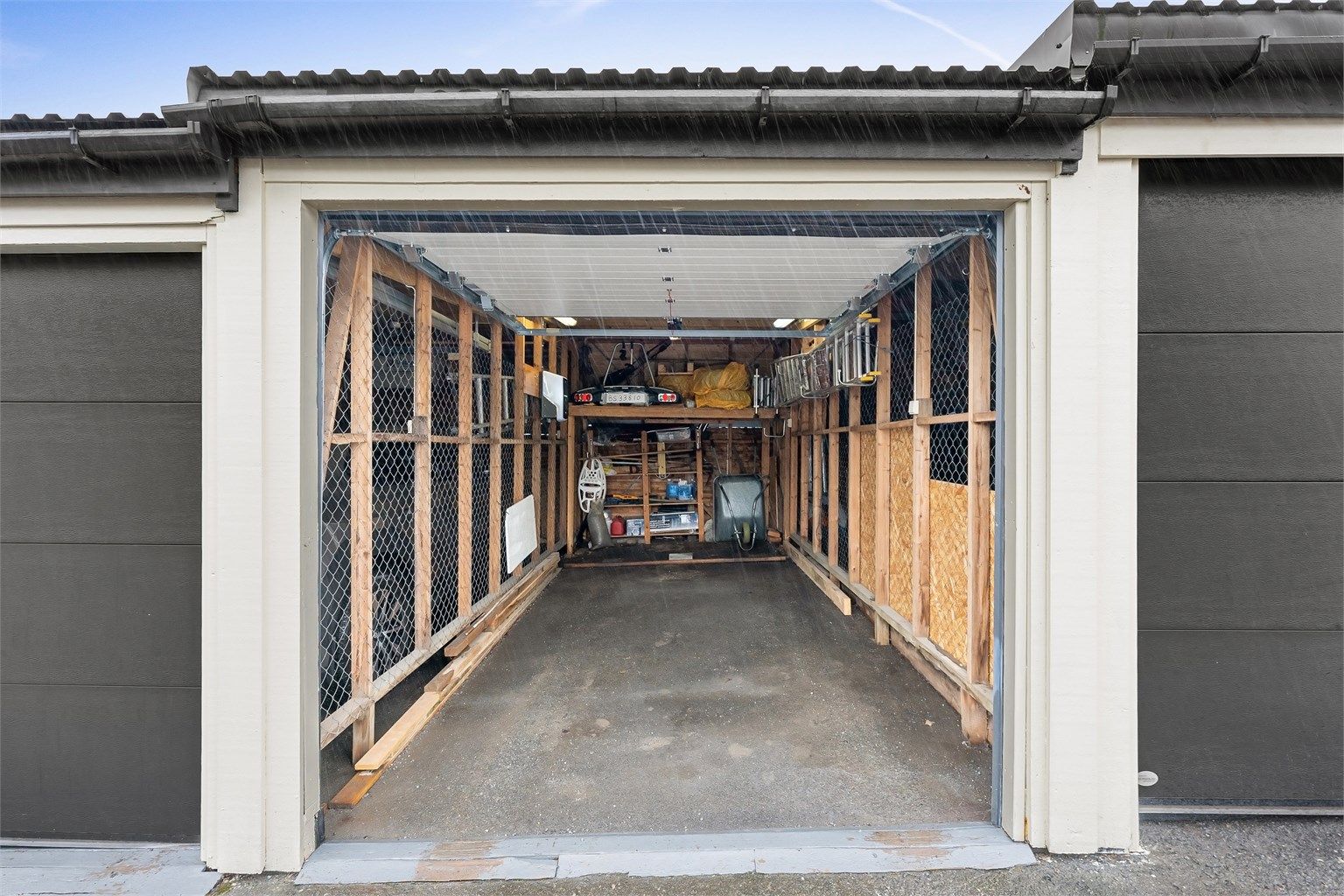 Det medfølger en egen garasjeplass på 16 m² i felles garasjerekke.