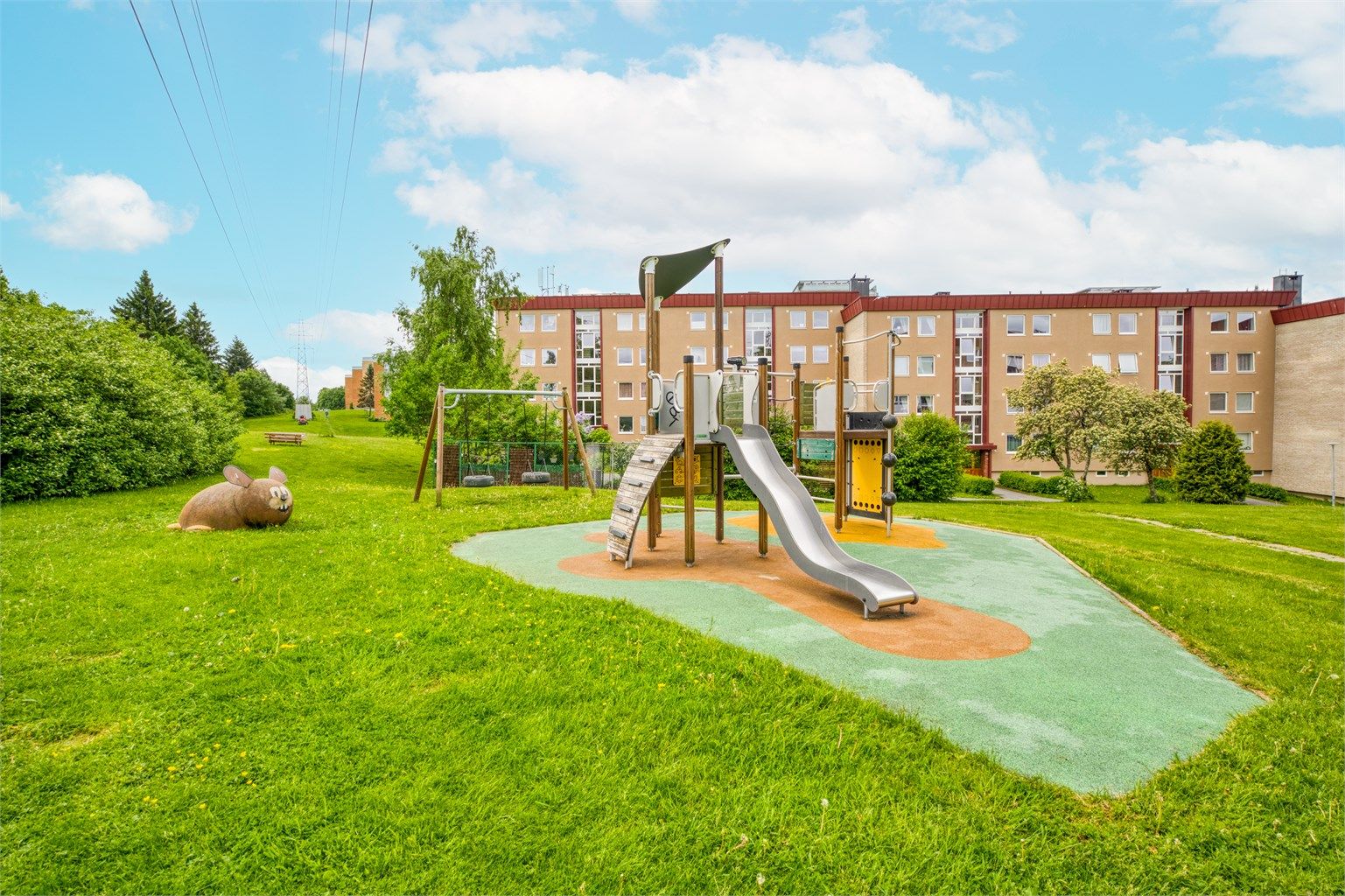 Borettslaget er pent opparbeidet med grøntareal, diverse beplantning, sittebenker og lekeplasser for de minste.