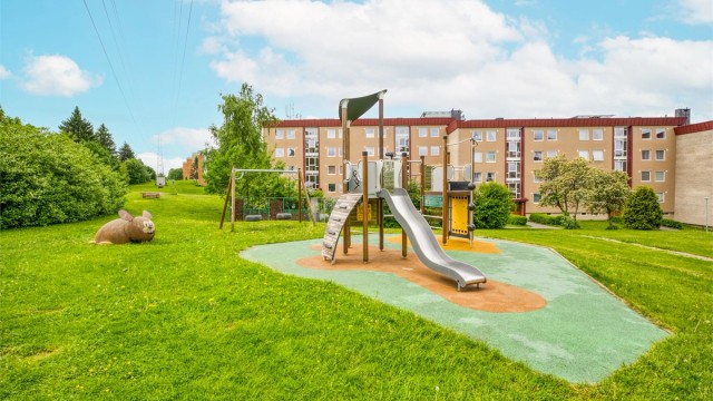 Borettslaget er pent opparbeidet med grøntareal, diverse beplantning, sittebenker og lekeplasser for de minste.
