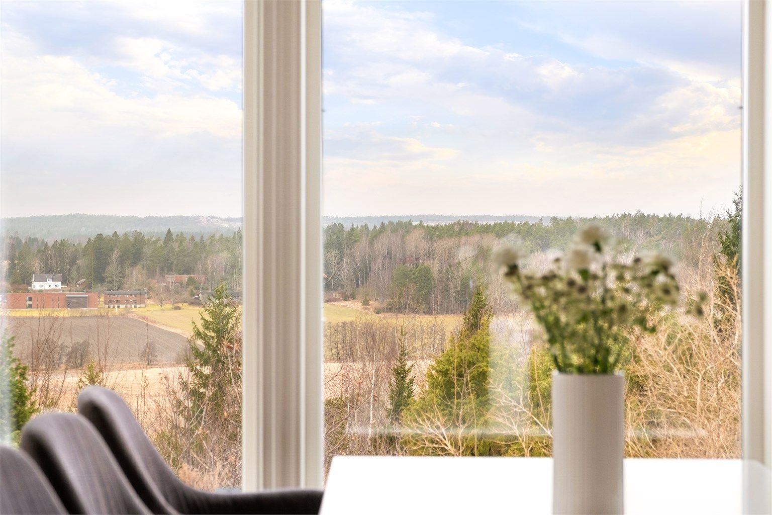 Boligen ligger høyt og luftig i Skjeberg. Gled deg over flott landskapsutsikt - inne som ute. Fotograf; Kristoffer Kristiansen.