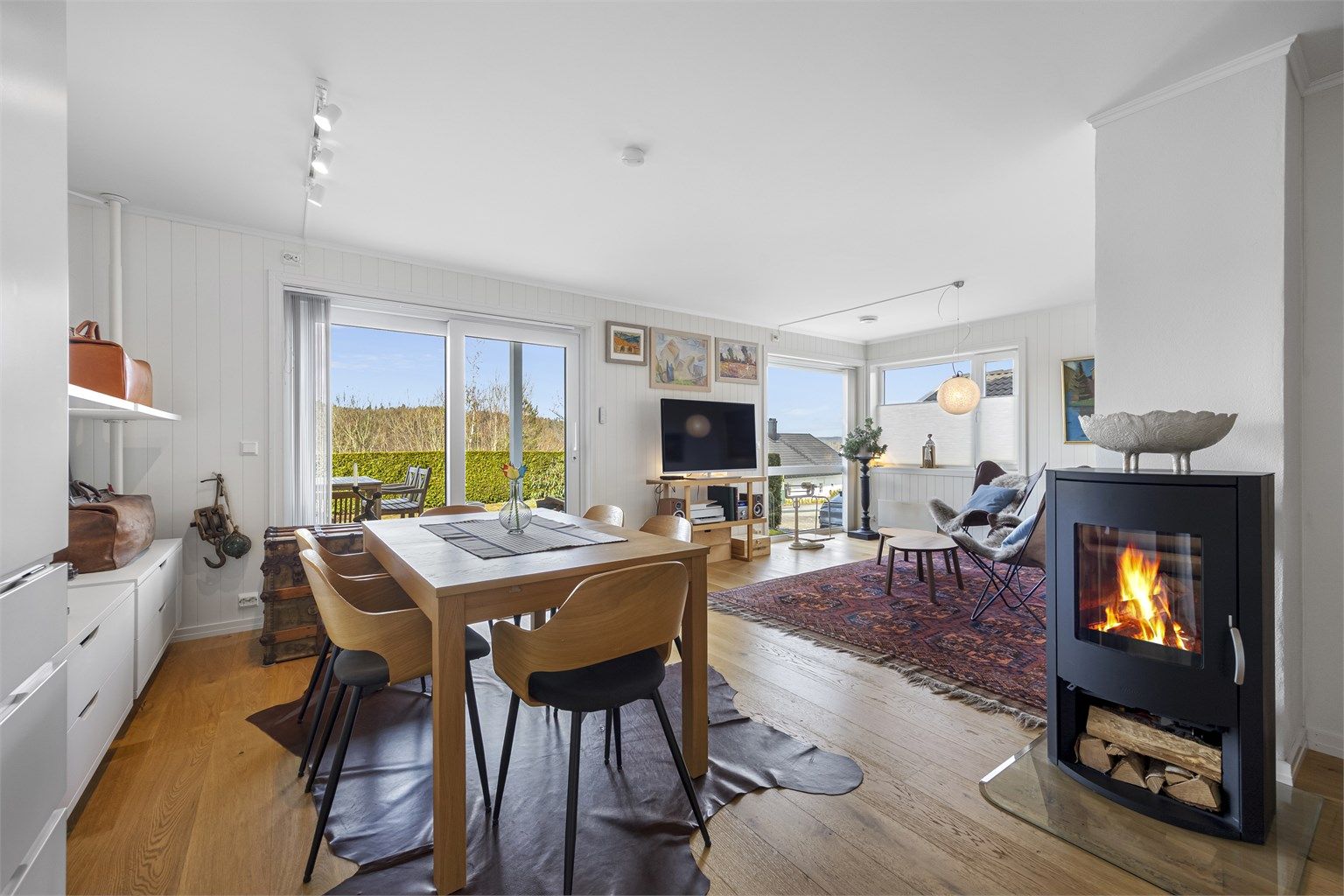 Velkommen til Grethes vei 8A. Den åpne løsningen gjør rommet enkelt å innrede og oppholdsrommet luftig. 