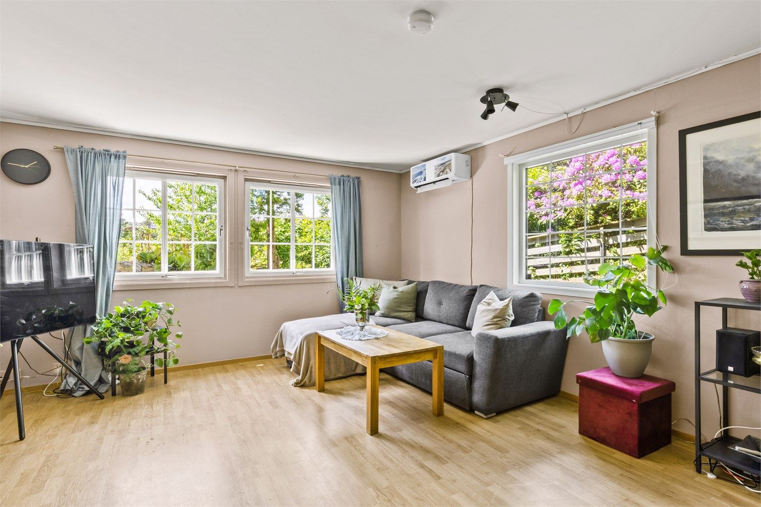 Stue med gode møbleringsmuligheter. Varmepumpe 