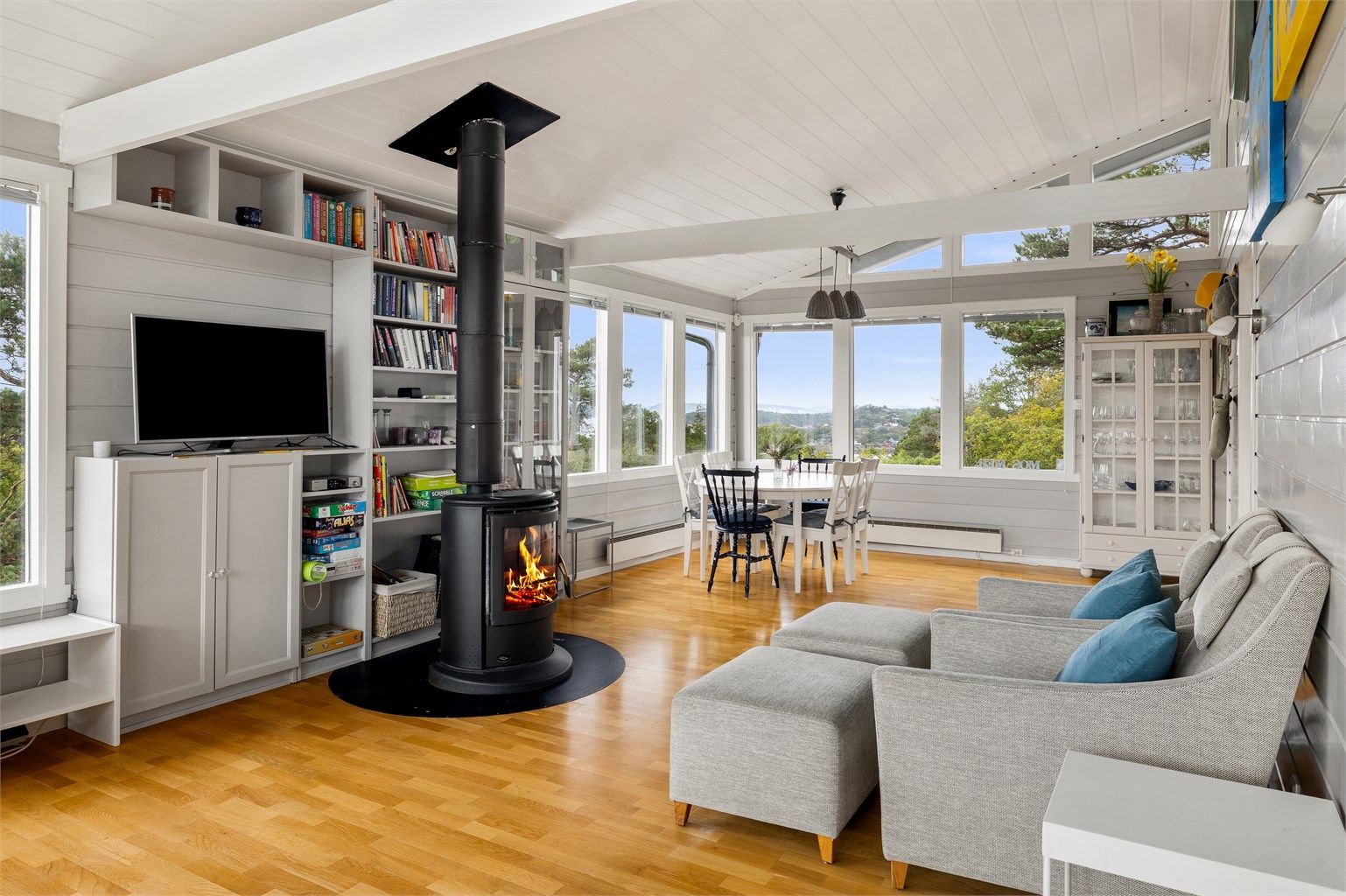 Oppholdsdelen er på vel 40 kvm. med store vindusflater og god takhøyde.