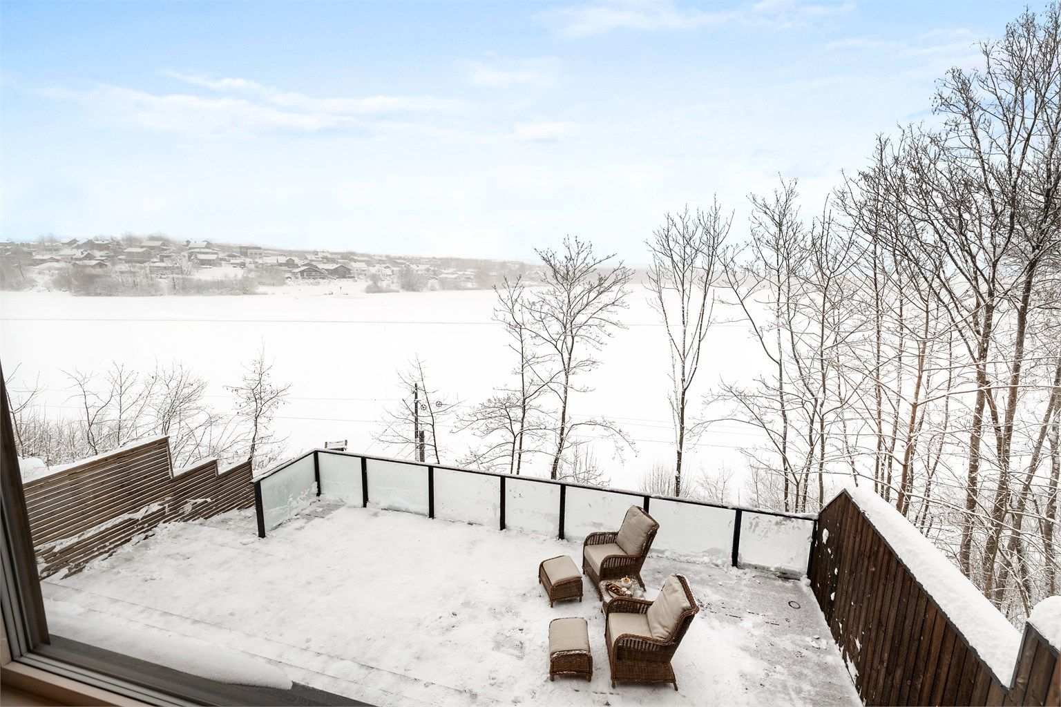 Uteplass med utsikt over Gjellumvannet.