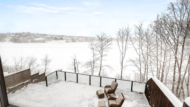 Uteplass med utsikt over Gjellumvannet.