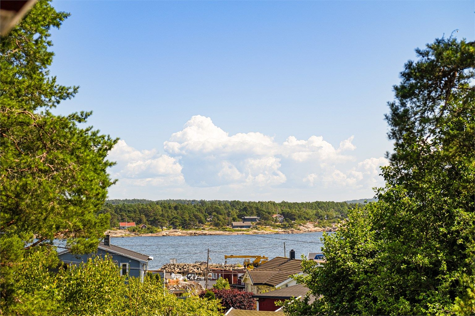 På terrassen skuer du rett ut over havna i Vikerkilen, mot småbåttrafikken på elven og Langøya i øst.