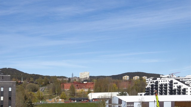 Utsikt mot nærområdet fra balkongen (zoom-bilde)