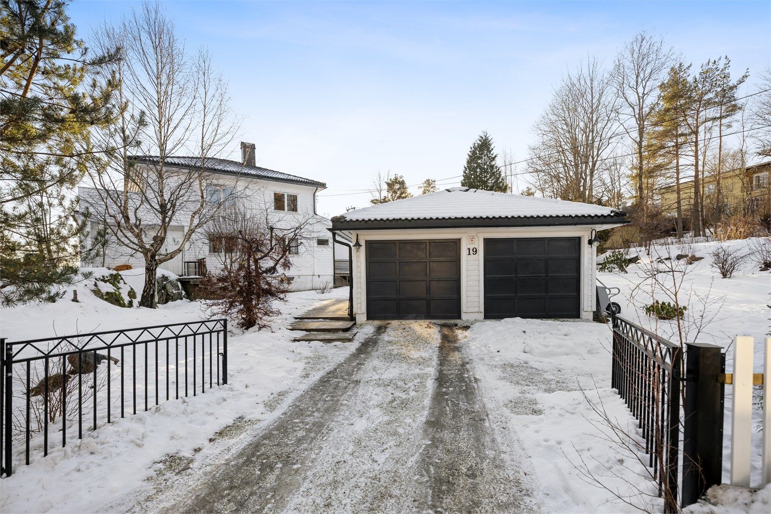 Eiendommen har en innbydende adkomst via romslig gårdsplass, samt parkering i dobbelgarasje.