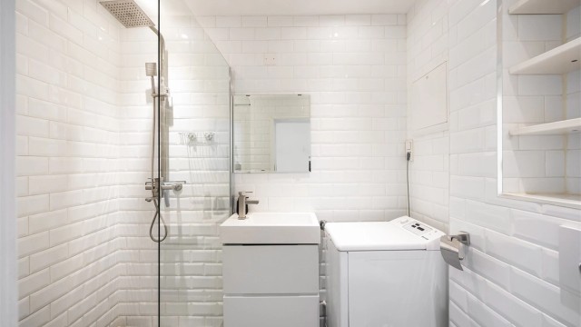 Badet er innredet med vegghengt servant og speil over servant.