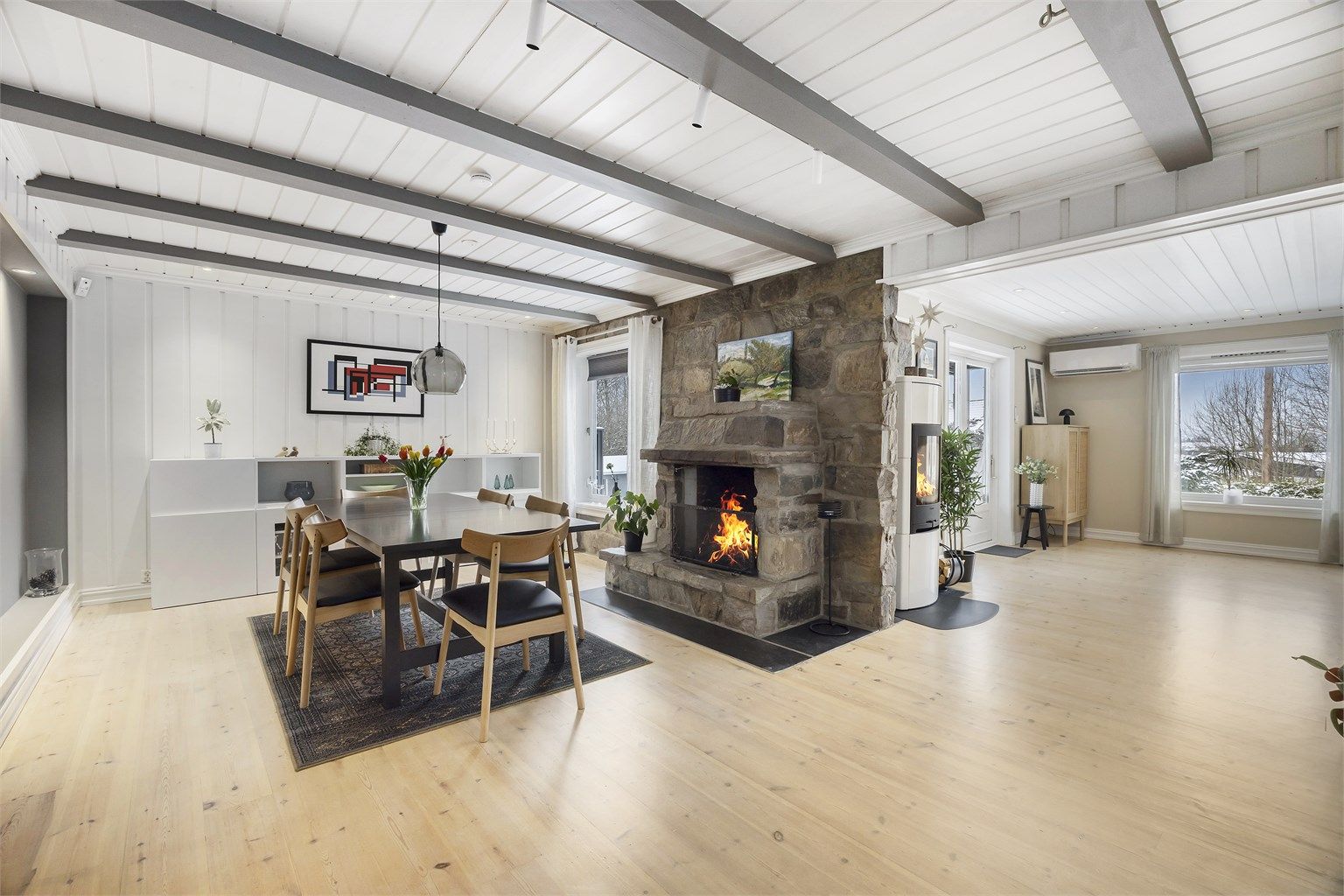 Innholdsrik enebolig med flott kjøkken, solrike uteplasser og garasje m/elbillader