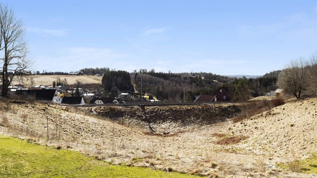 Kort gangavstand til Tomter stasjon, med tog til bla. Oslo S.