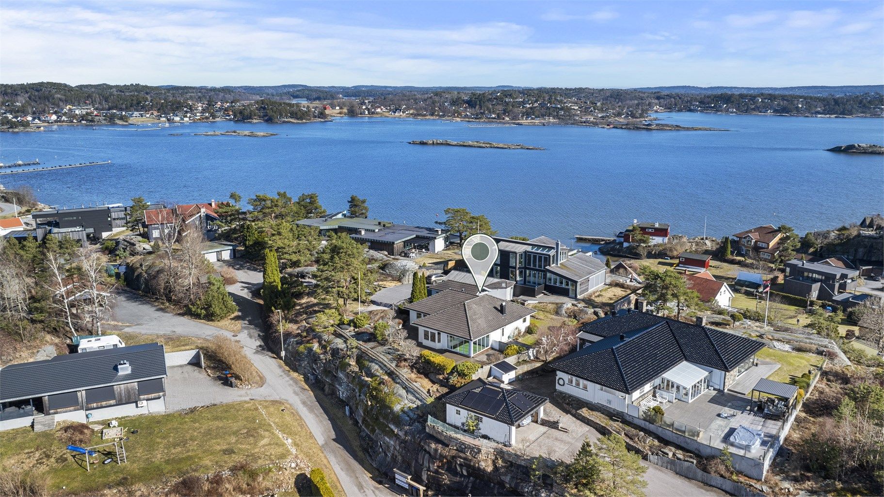 Eiendommen har en svært attraktiv og idyllisk beliggenhet på Lahelle, med kort rusleavstand til sjø, badestrender og flotte turområder. 