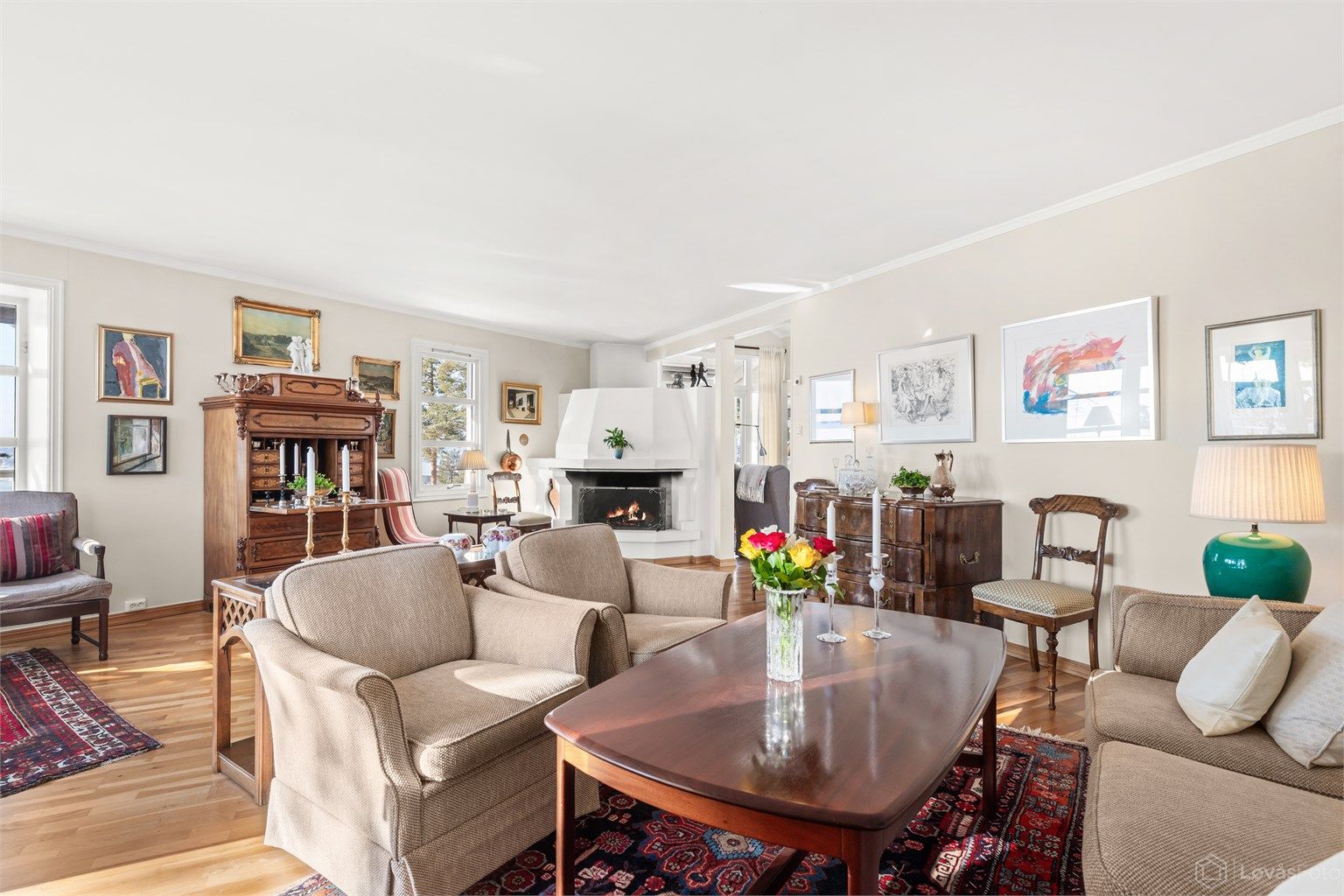 Den åpne peisen i stuen er et sentralt element for både hygge og varme