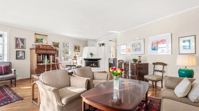 Den åpne peisen i stuen er et sentralt element for både hygge og varme