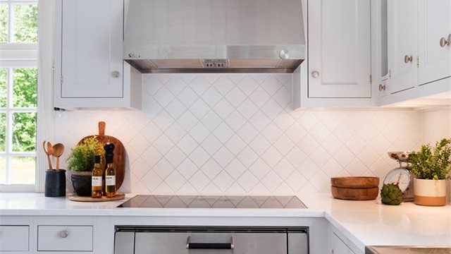 Kokesonen er utstyrt med en Gaggenau induksjonstopp og en Thermex ventilator med avtrekk ut