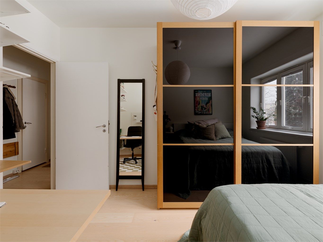  En romslig og praktisk garderobeløsning gir rikelig med oppbevaringsplass.