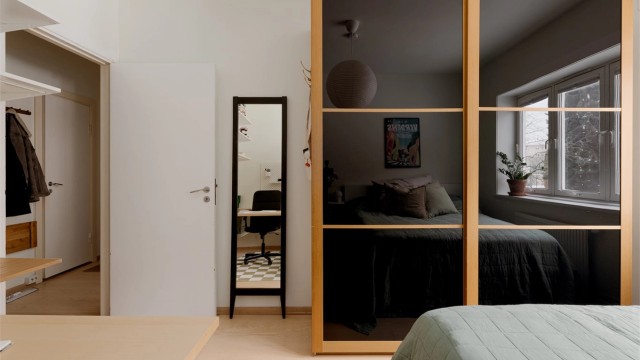 En romslig og praktisk garderobeløsning gir rikelig med oppbevaringsplass.