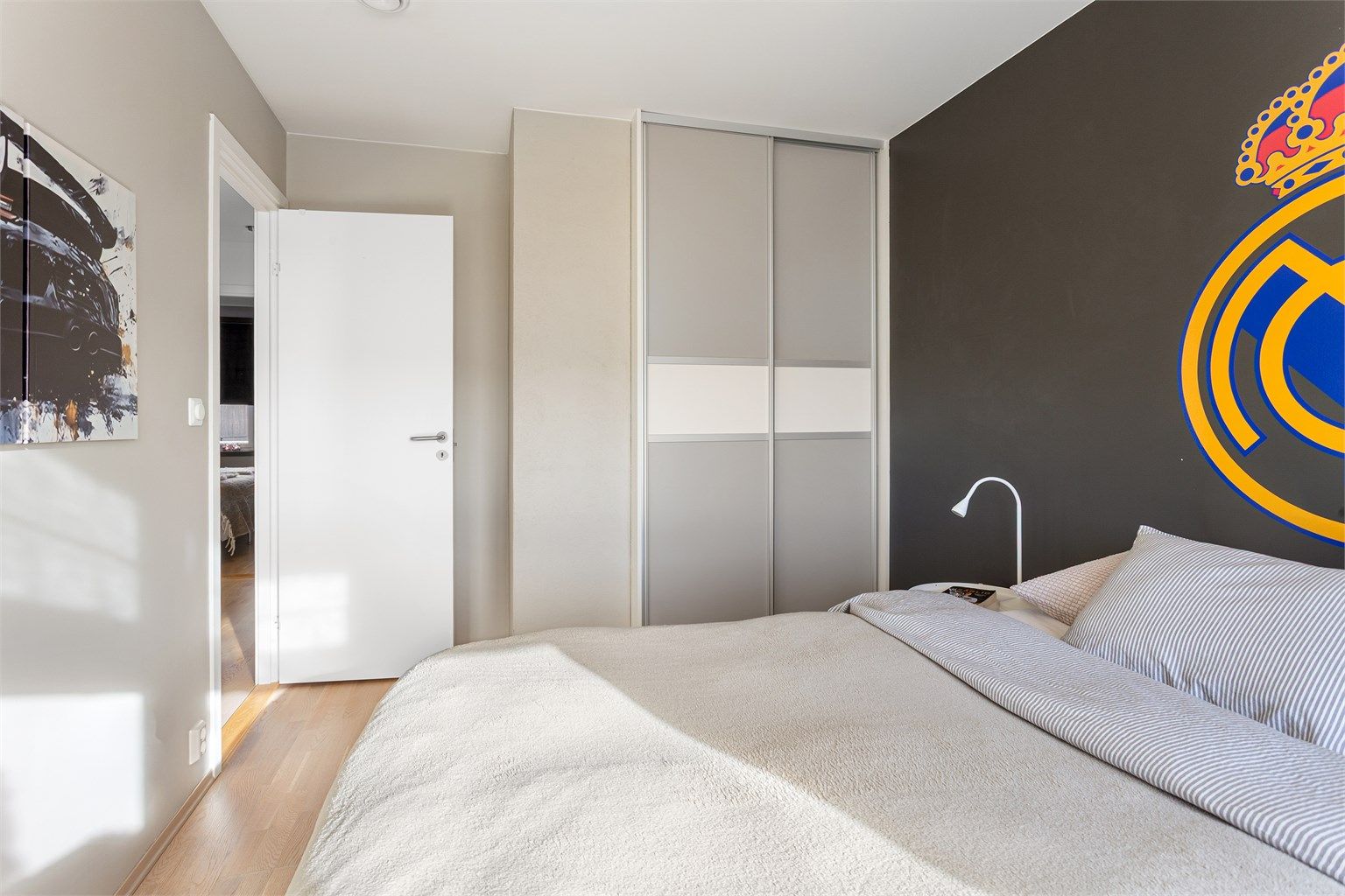 Soverom 2 med skyvedørsgarderobe