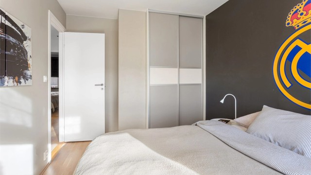 Soverom 2 med skyvedørsgarderobe
