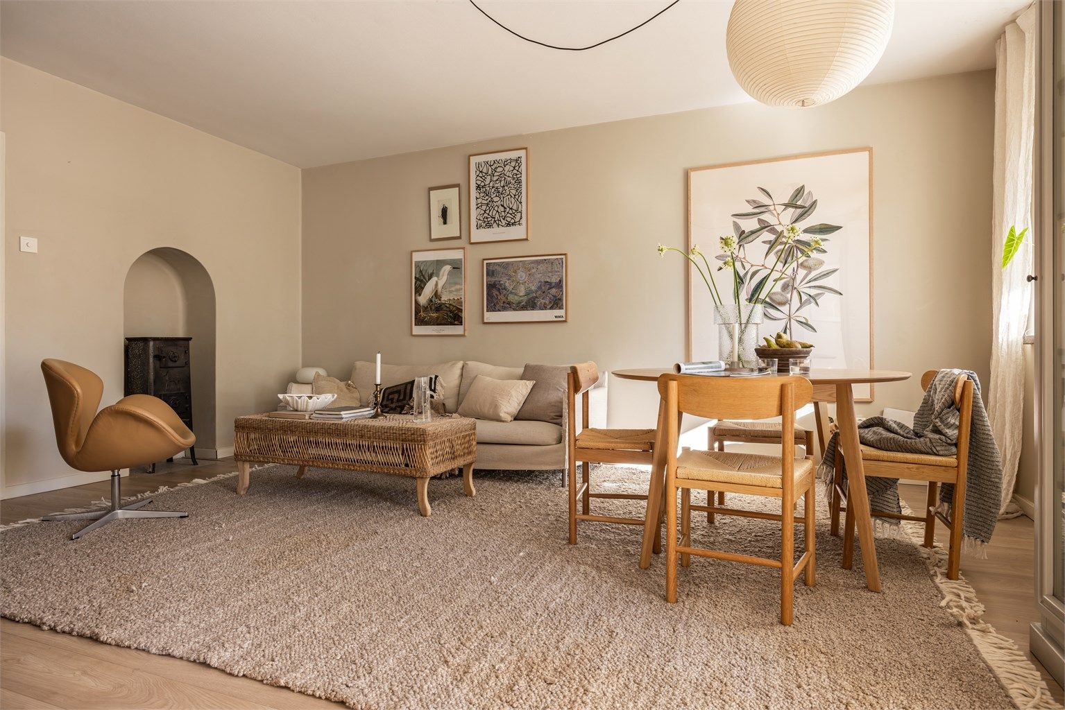 Rommene er holdt i behagelige fargetoner og gulvet er belagt med en-stavs parkett.