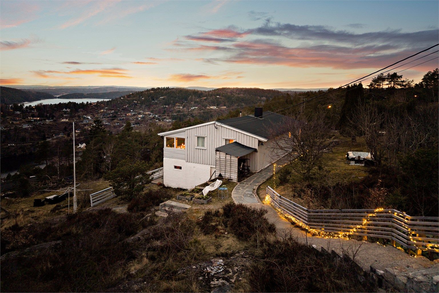 Tomten er på ca. 2.143,5 kvm. 