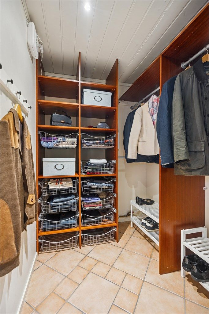 Her er det god plass for oppbevaring av sko, jakker og mer.