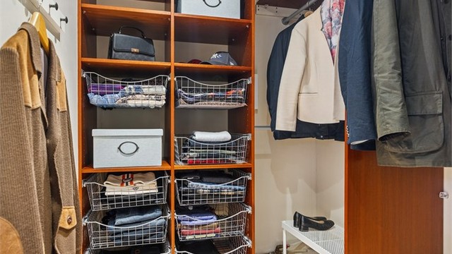 Her er det god plass for oppbevaring av sko, jakker og mer.