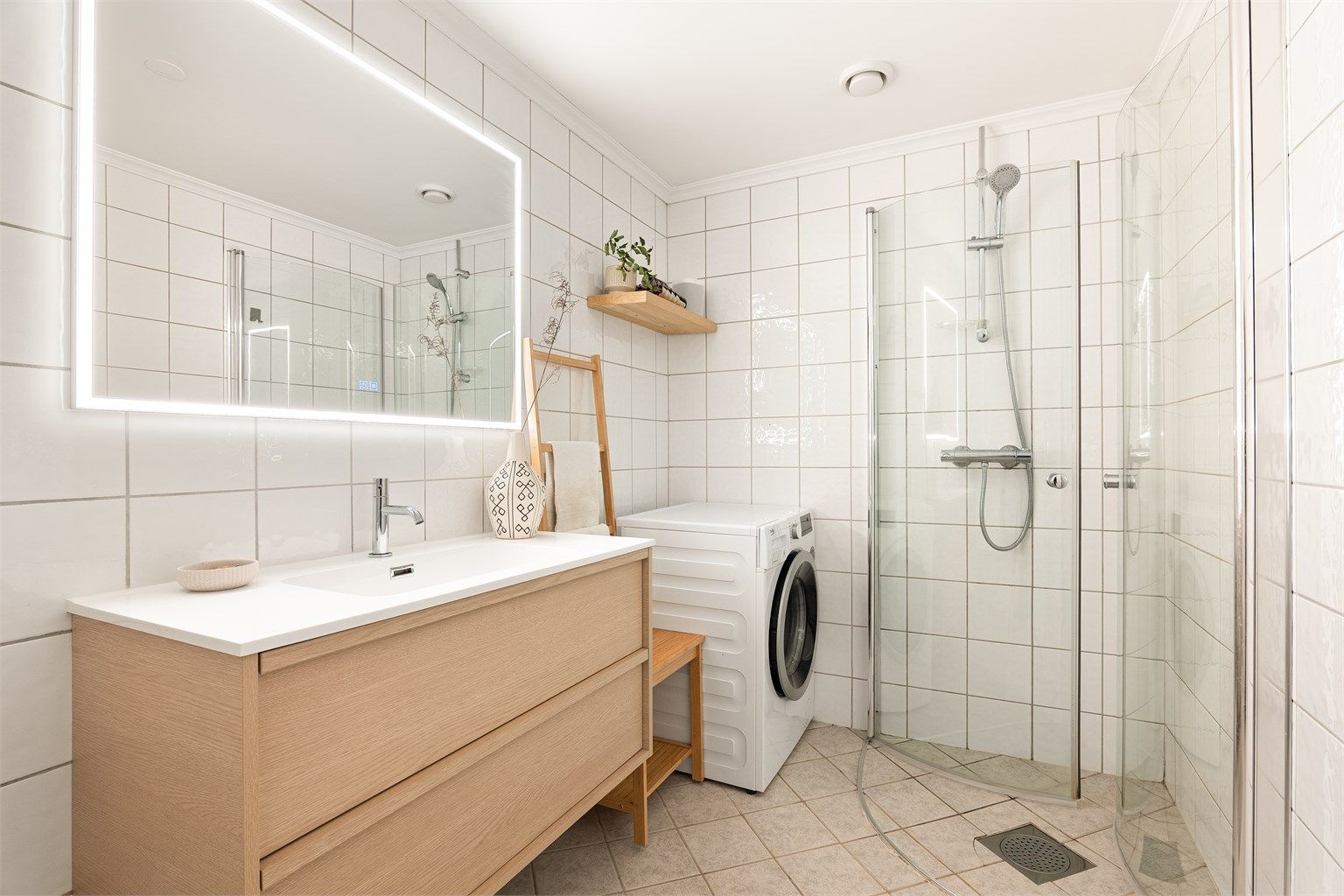 Badet er fra 2012, men ble i 2025 fornyet med moderne møbler. TG 3 er gitt forhold knyttet til gulvet som bør vurderes nærmere og eventuelt utbedres.