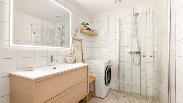 Badet er fra 2012, men ble i 2025 fornyet med moderne møbler. TG 3 er gitt forhold knyttet til gulvet som bør vurderes nærmere og eventuelt utbedres.